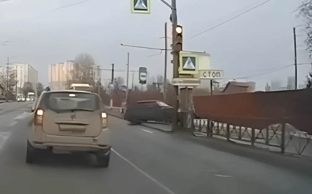 В Перми машина при ДТП вылетела на тротуар 