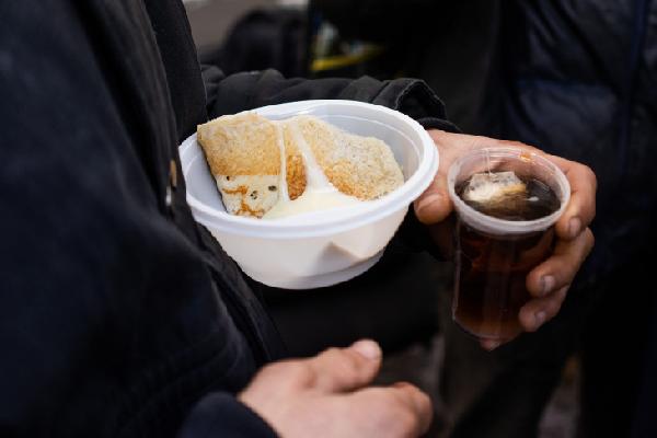 В Перми начал работать автобус-столовая для бездомных «Еда на колесах»