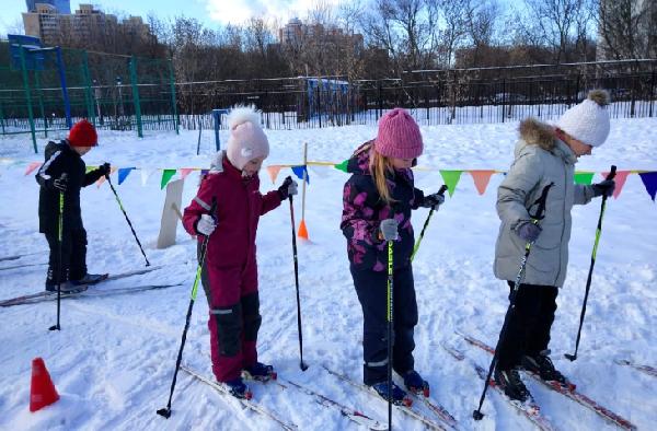 Физкультура на лыжах: надо ли родителям покупать лыжи, и в какую погоду проходят занятия