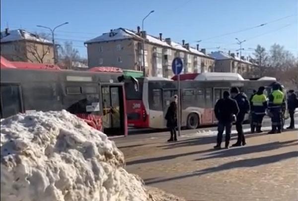В Перми три человека пострадали из-за столкновения автобусов