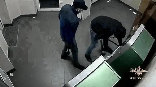 В Перми грабители пытались взорвать банкомат при помощи газа и электрошокера