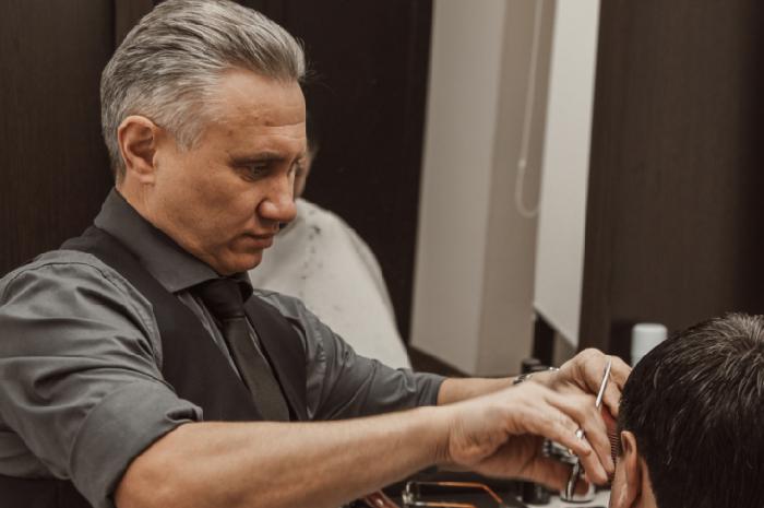 Bril Pensionerov Strig Gubernatora I Mera Kak Permskij Muzhchina Parikmaher Proshel Put Ot Sovetskogo Salona Do Svoego Barbershopa Novosti Permi I Permskogo Kraya Ia Tekst