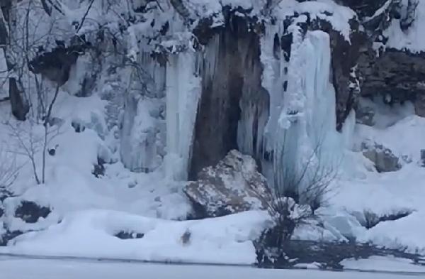 В Пермском крае на водопаде Плакун обрушился валун 