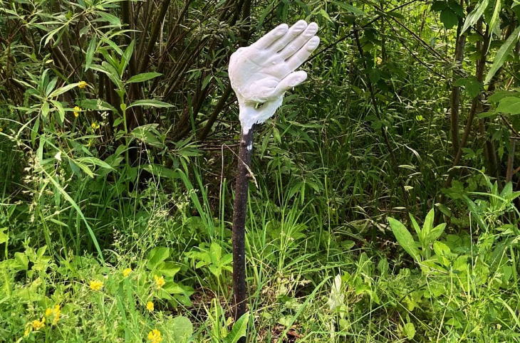 В долине Егошихи появились гипсовые части тела, призывающие не шуметь и смотреть под ноги