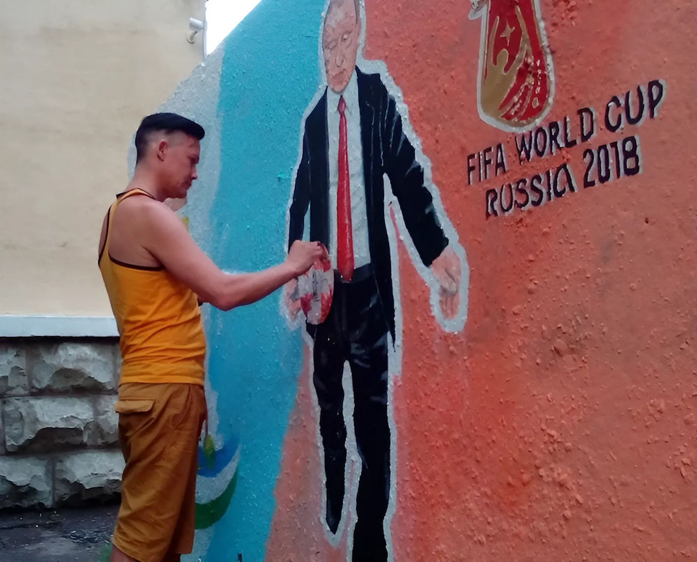 Умер пермский художник, нарисовавший президента Путина с мячом