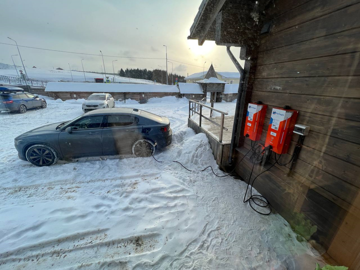 Около музея «Хохловка» установили зарядные станции для электромобилей