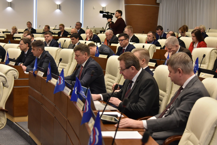 Депутаты Заксобрания отчитались о доходах, но публиковать декларации не будут