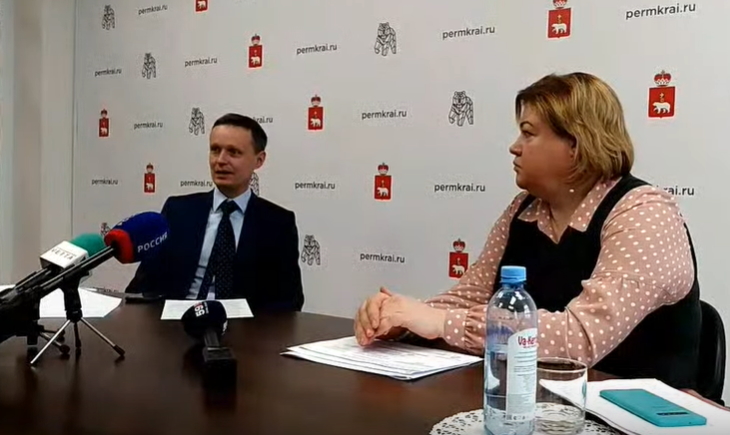 Министр здравоохранения Прикамья Оксана Мелехова и замруководителя администрации губернатора Пермского края Лев Гершанок.