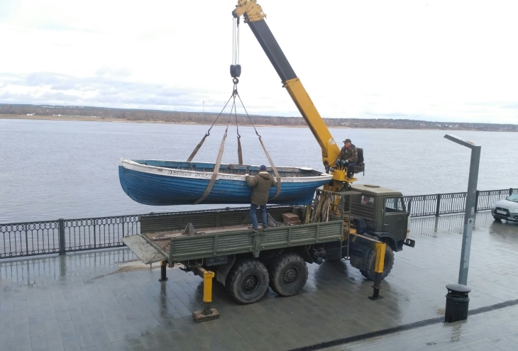 На набережной в Перми демонтировали парусную лодку