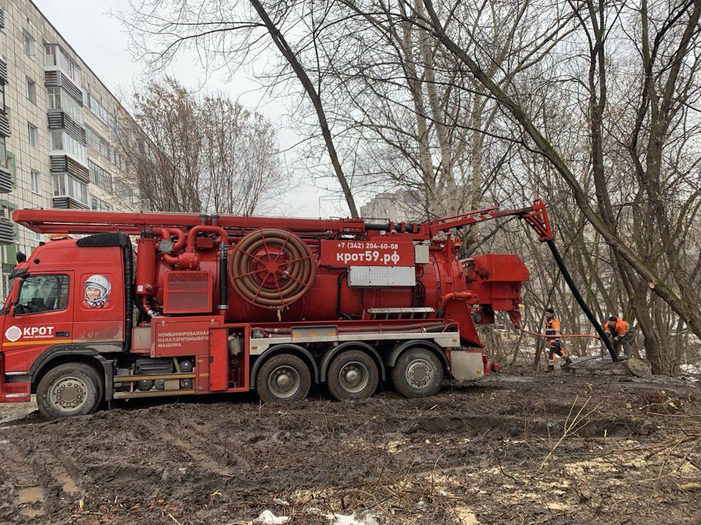 В Перми продолжаются работы по очистке от мусора магистрального коллектора 