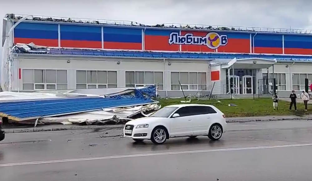 В Березниках порыв ветра снес крышу спорткомплекса «Любимов»