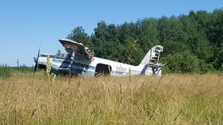Помимо автобусов, в водоеме будет затоплен и самолет Ан-12, который давно списали на аэродроме «Фролы». 