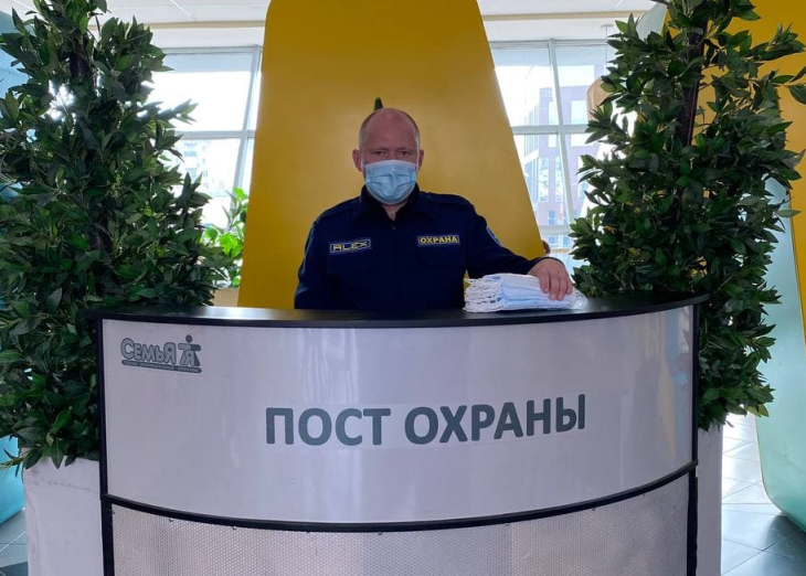 Жесткий запрет на обслуживание посетителей без масок был введен на фудкорте в ТРК в прошлом месяце. 