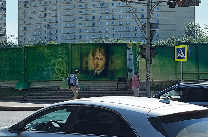 В Перми центре появился гигантский рисунок — на нем «следы» известных пермяков
