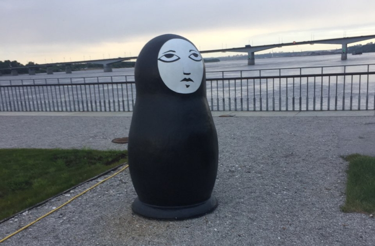 Около ресторана Gastroport установили большую черную грустную матрешку
