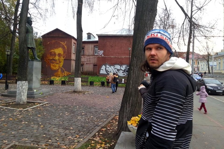 Ранее на снесённом здании был портрет Шевчука из листьев, созданный Александром Жуневым. 