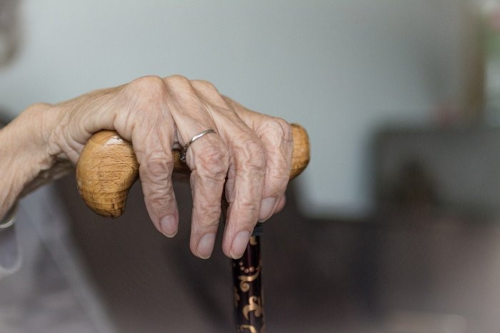 СК проверяет сообщения о применении насилия в отношении 85-летней женщины 