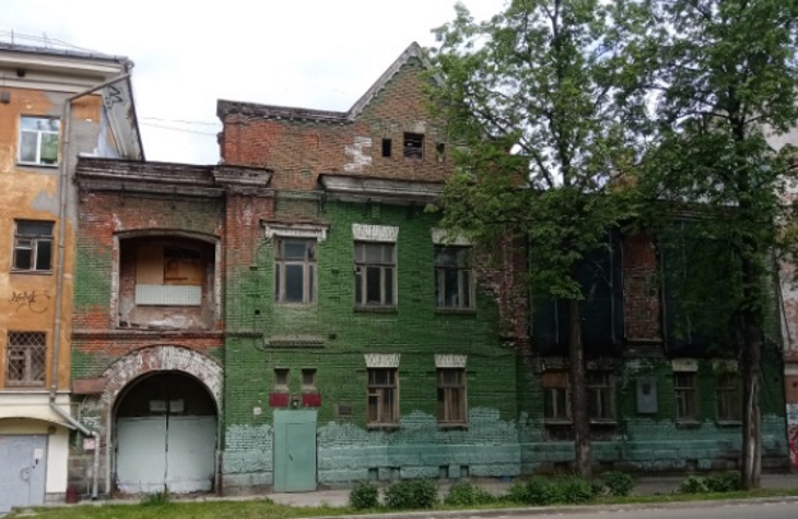 В центре Перми обветшавший «Дом Нобеля» закрыли фальшфасадом