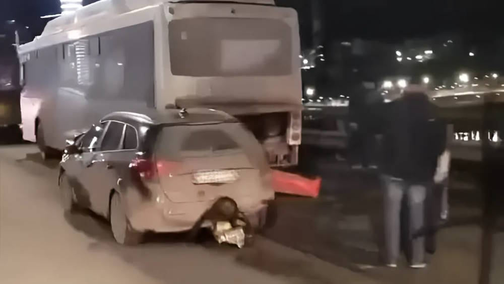 В Перми на Коммунальном мосту произошло ДТП с автобусом и мотоциклом