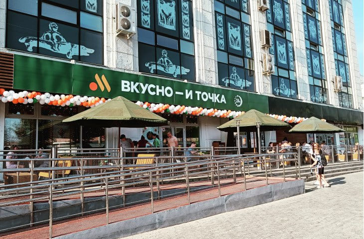 Сеть «Вкусно – и точка» обновила почти все вывески на ресторанах в Перми 