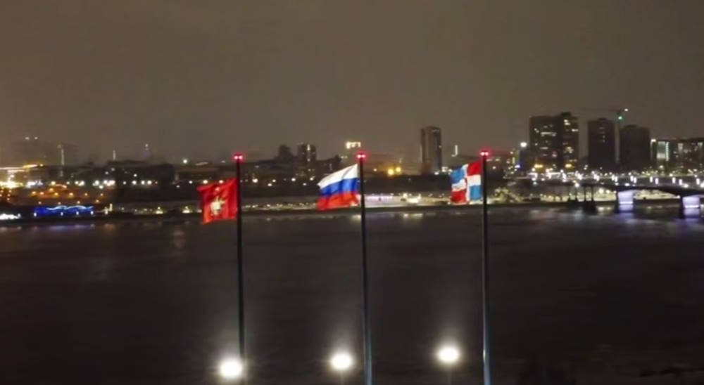 В Перми на 45-метровых опорах установили государственные флаги