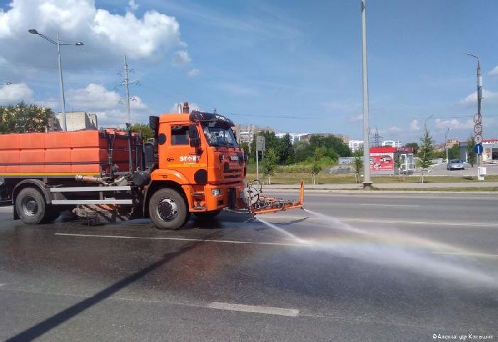 Из-за жары в центре Перми поливают асфальт