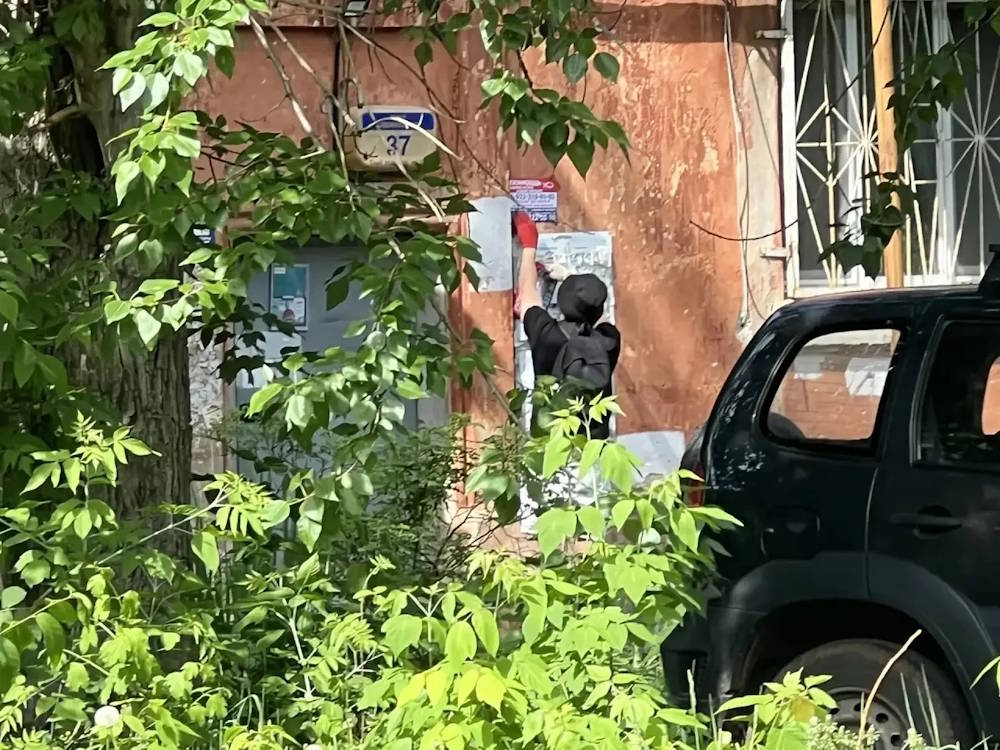 В Перми задержали очередного расклейщика незаконных объявлений