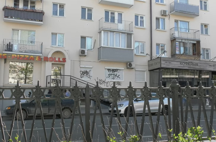 В Перми пьяный дизайнер нарисовал граффити на Компросе