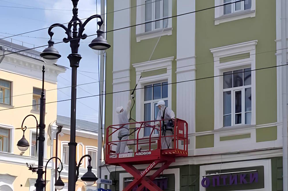 В центре Перми начали мыть фасады административных зданий