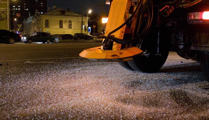 В Перми началась обработка дорог противогололедными смесями