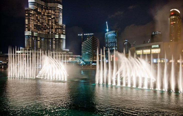 Дубай, фонтан "из реки"