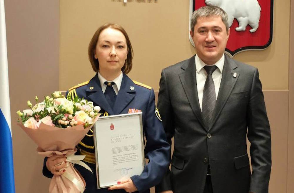 Губернатор Дмитрий Махонин наградил участницу парада, маршировавшую без туфли