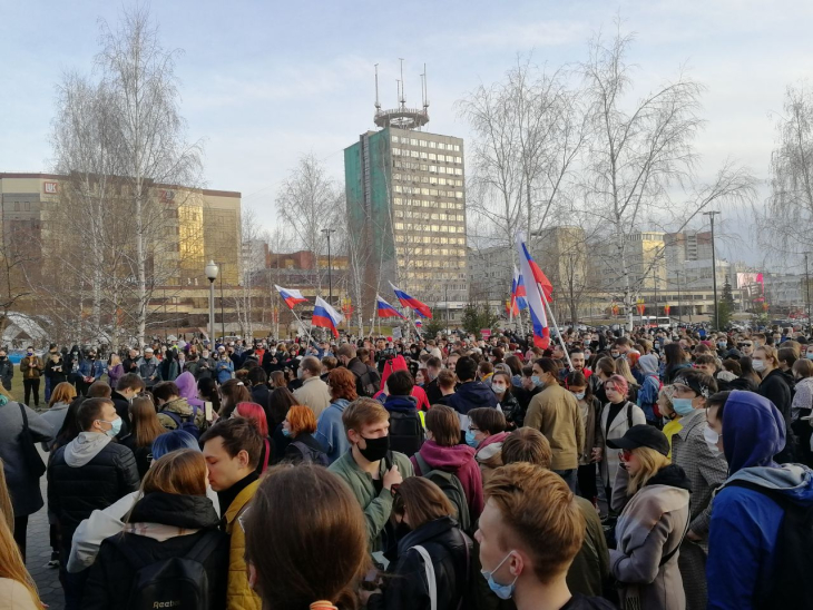  В 19 часов они собрались на площадке перед зданием Законодательного собрания. 