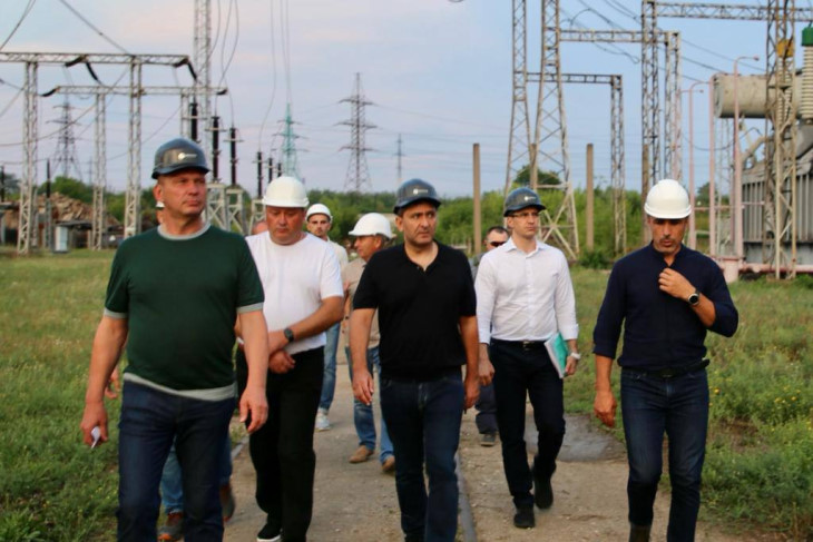 Группа «Россети» активно помогает энергетикам из ДНР и ЛНР восстанавливать электросетевое хозяйство.