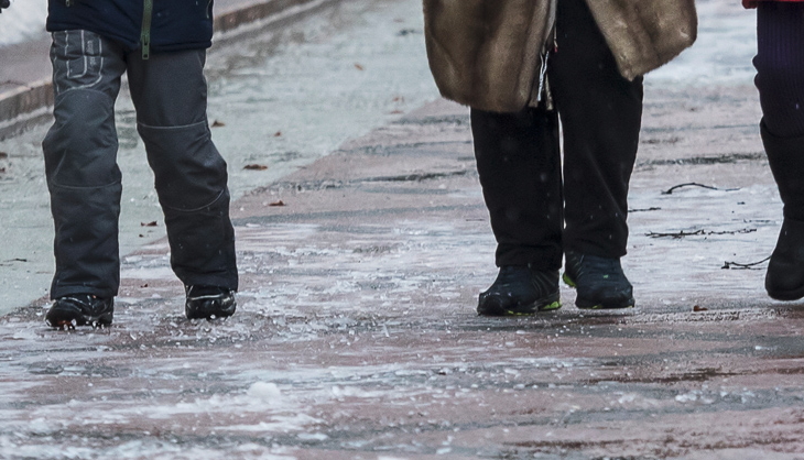 В Перми этим утром прошел ледяной дождь, что привело к обледенению почти всех тротуаров и пешеходных дорожек в городе. 