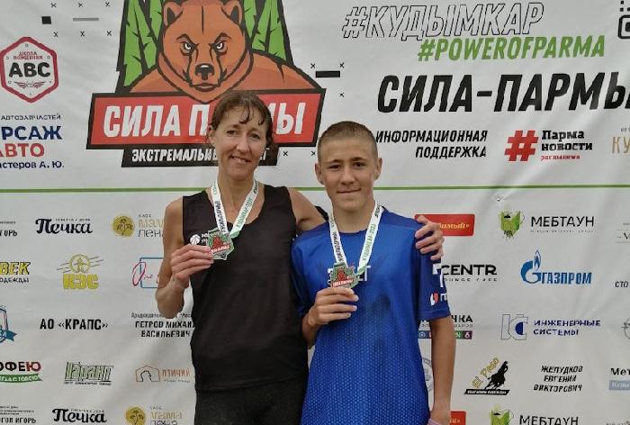 Работник «Пермэнерго» Татьяна Чугайнова и ее сын Дэниел стали победителями экстрим-забег «Сила Пармы-2023»