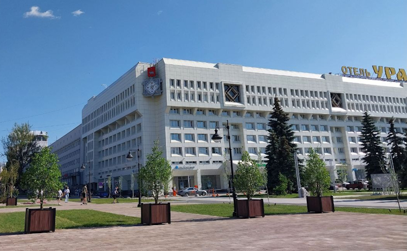 В Перми мобильные контейнеры с деревьями переехали с эспланады к гостинице «Урал». 