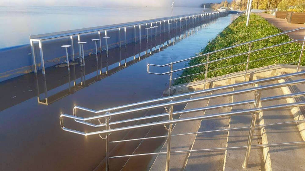 В Кировском районе из-за аварии на водоводе затопило набережную