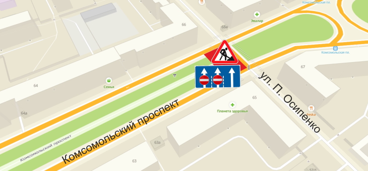 Проезд по Комсомольскому проспекту на перекрестке с улицей П. Осипенко сужается до одной полосы из-за перекладки теплосети