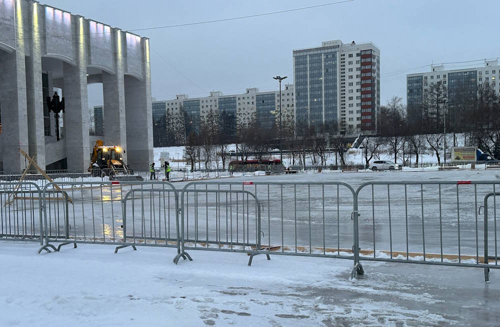 В Перми на эспланаде началась заливка катка