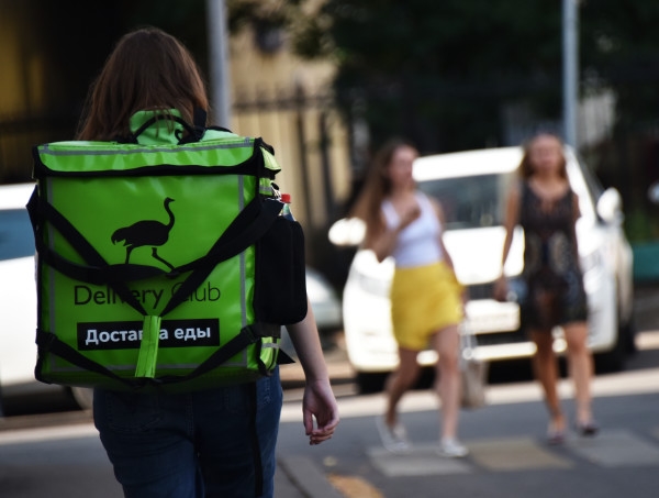 На улицах Перми появились «зеленые человечки» - Delivery Club запустил собственную доставку 