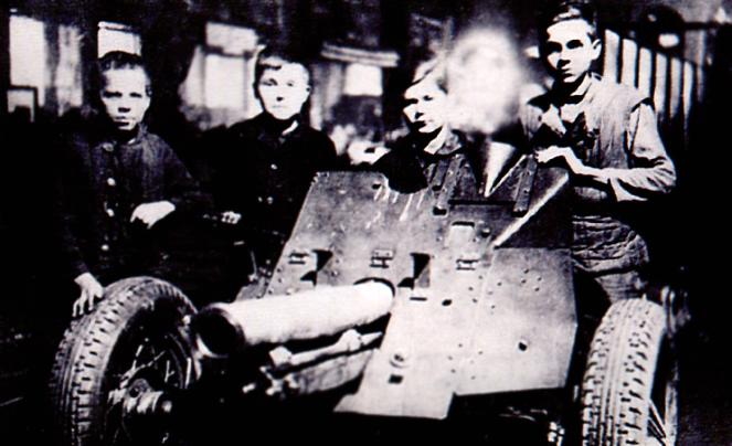 Производство пушек на «Мотовилихинских заводах» в годы войны. 