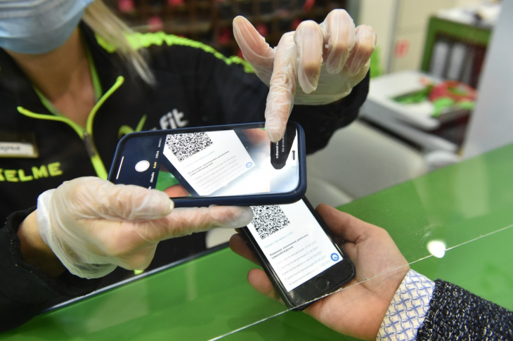 Депутаты Заксобрания поддержали проект о QR-кодах в общественных местах
