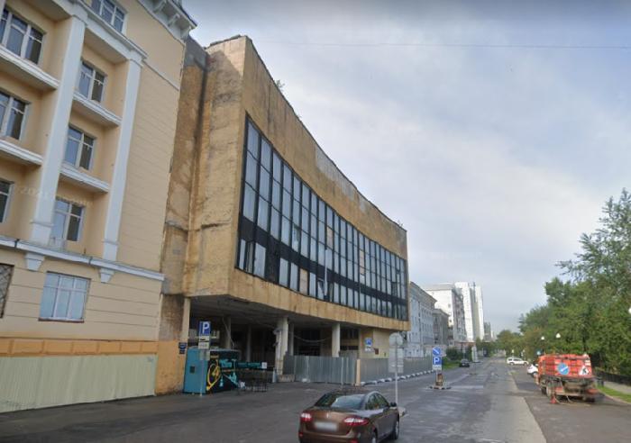 Начало выступления театра «У Моста» в бывшем здании ВКИУ перенесено на зиму