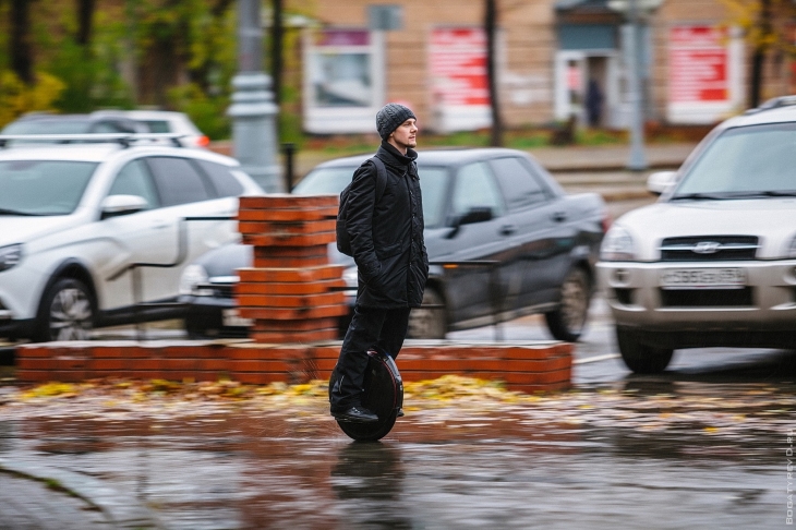Владислав Шмуратко катается на моноколесе с прошлого лета и часто использует его вместо транспорта