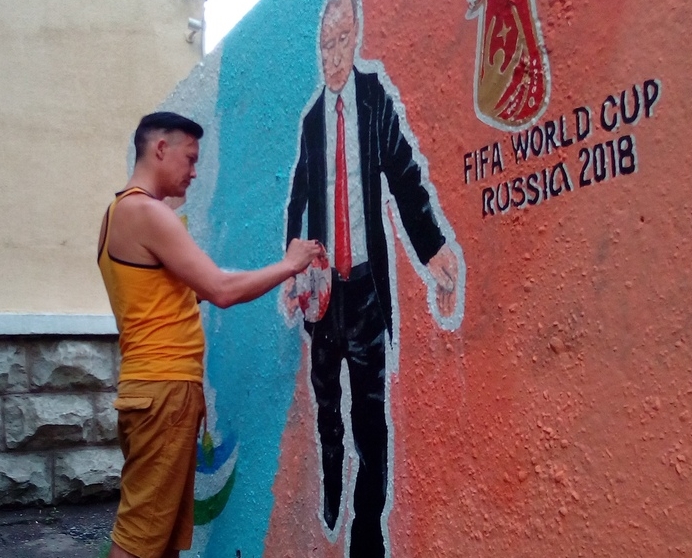 В Перми новое футбольное граффити - Путин с мячом