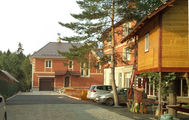 Это трехэтажный дом с частной территорией в микрорайоне Южный.