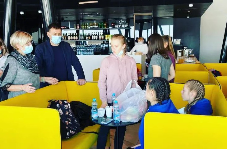 Детская спортивная команда осталась без помощи в аэропорту Саратова