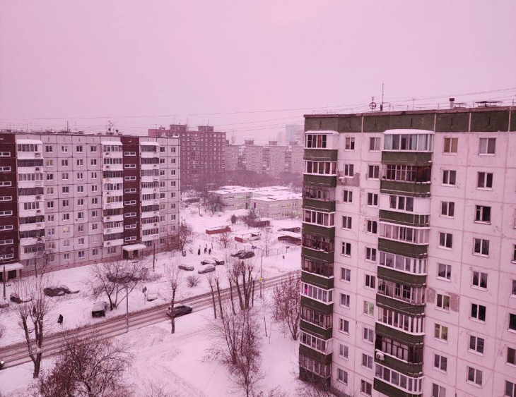 Небо в Перми стало розовым из-за снегопада