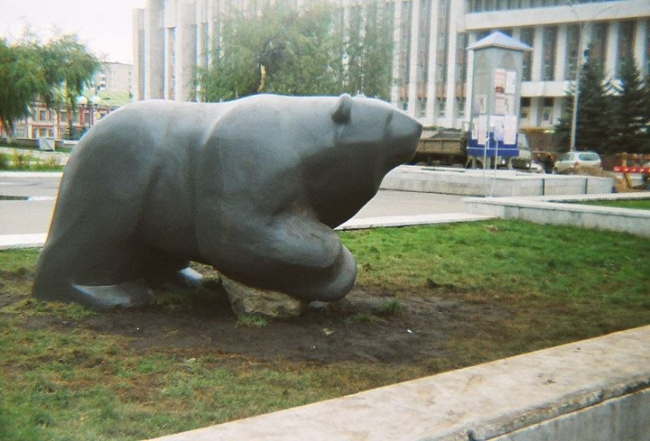 Пермяки раскритиковали перестановку медведя в новом сквере. Фото